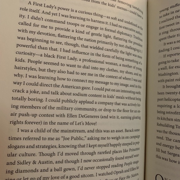 📚 NEW Becoming Michelle Obama Hardback Book Autobiography Memoir Pictures - Picture 9 of 16
